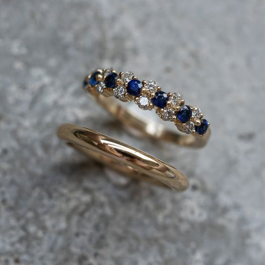 Set aus eleganten blauen Zirkonringen