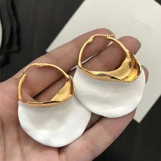 Extravagante Statement Creolen, geschwungenes Design mit weißem Emaille