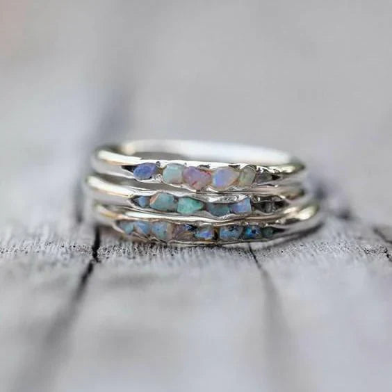 Vintage-Ring mit geschichteten blauen Steinen