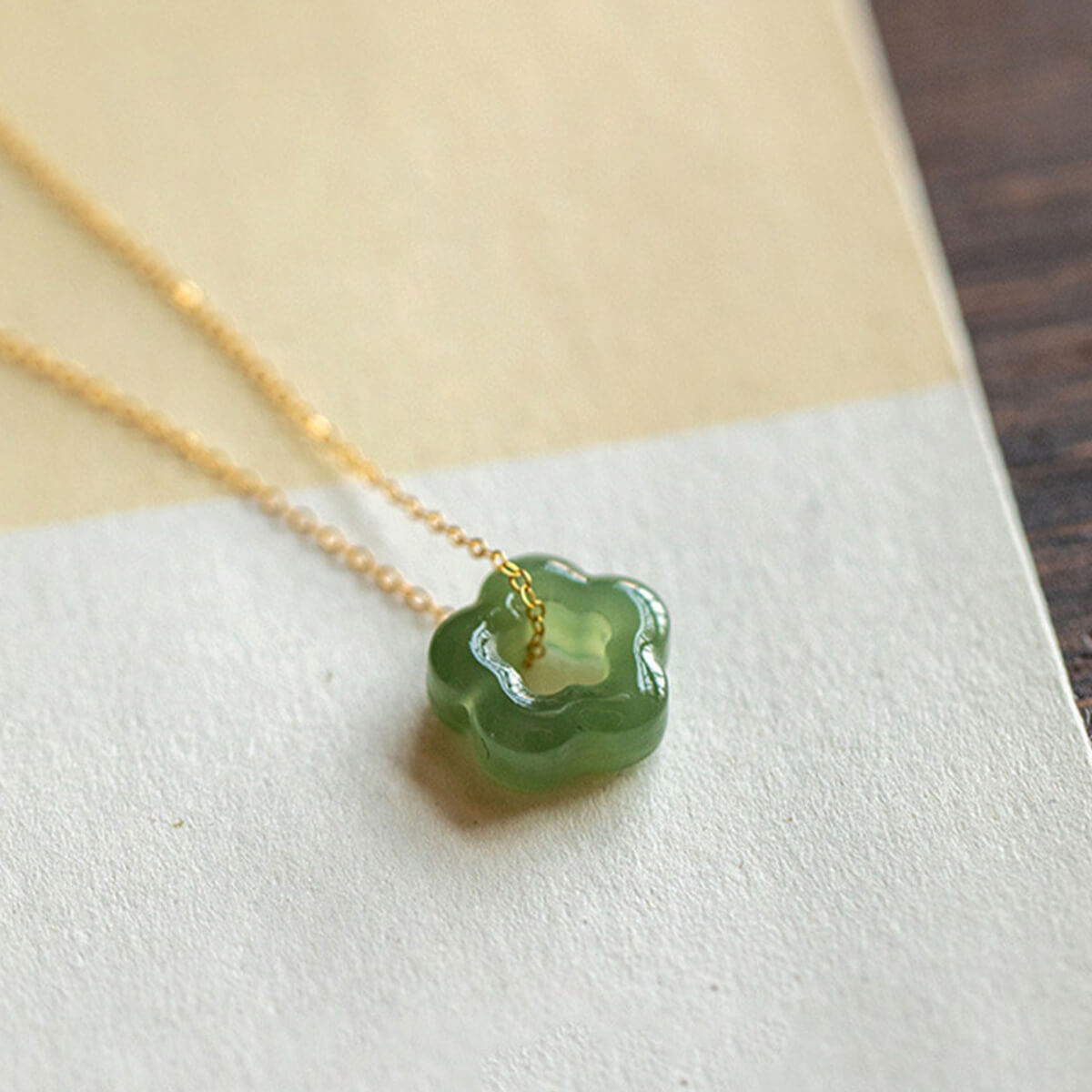Elegante Damen Halskette mit Jade-Blütenanhänger