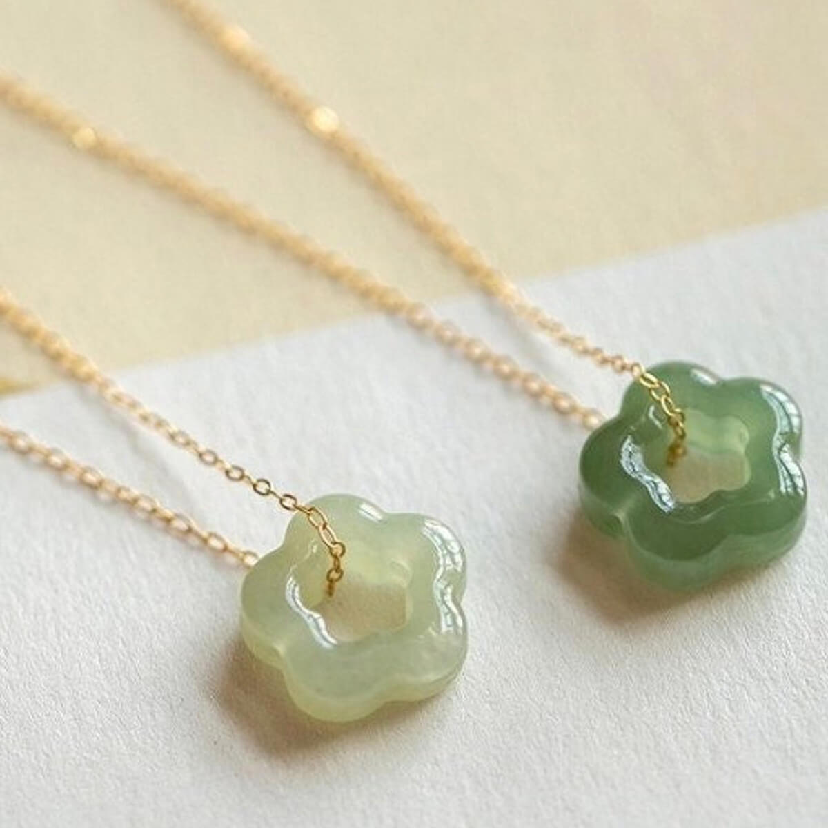Elegante Damen Halskette mit Jade-Blütenanhänger