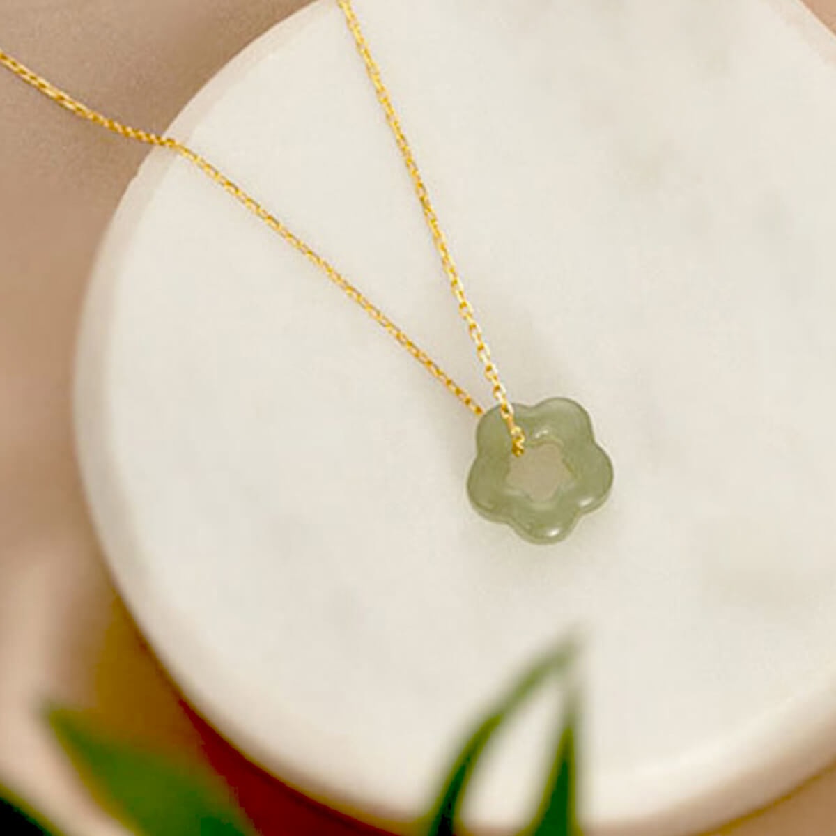 Elegante Damen Halskette mit Jade-Blütenanhänger