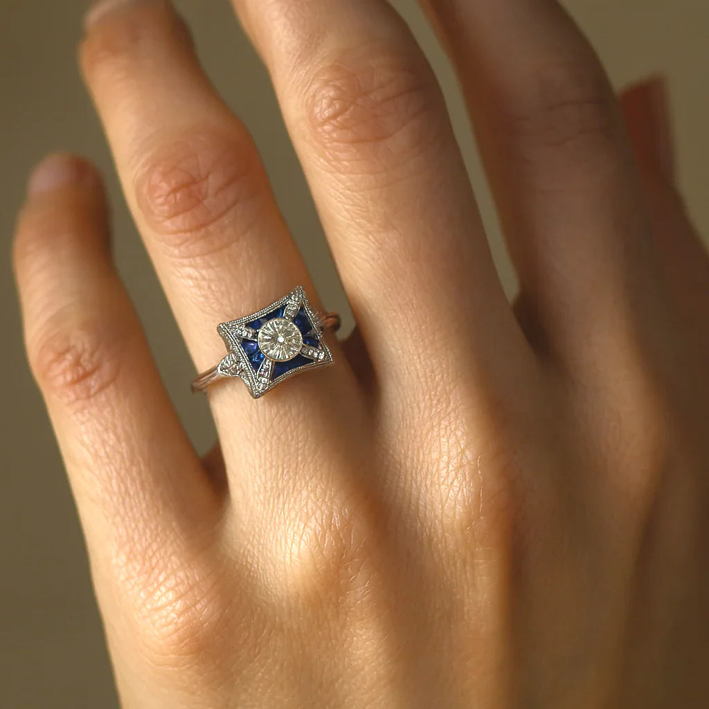 Quadratischer Vintage-Ring mit blauem Zirkonia