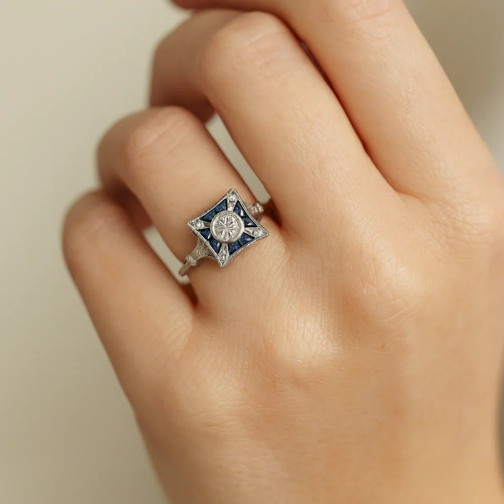 Quadratischer Vintage-Ring mit blauem Zirkonia