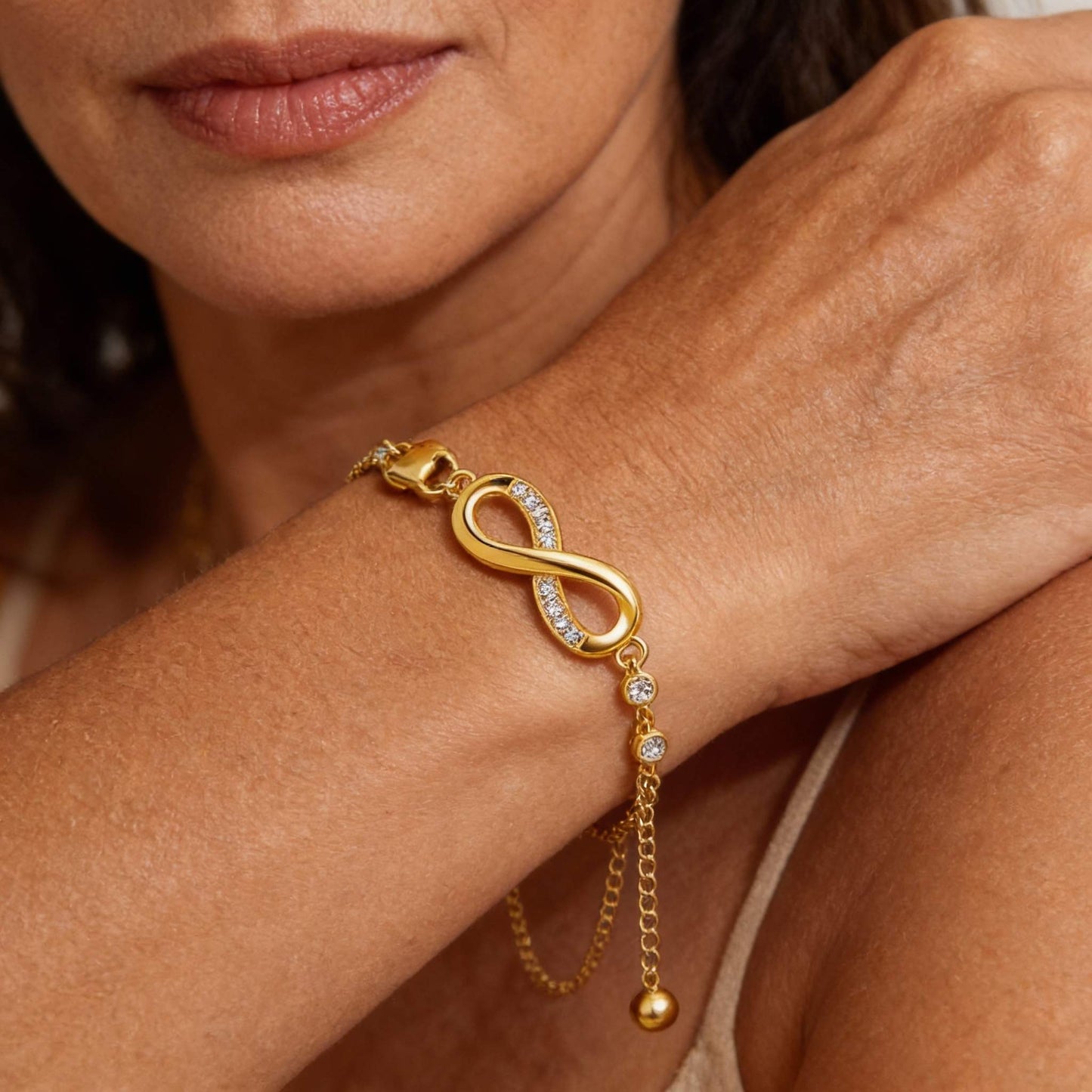 Glitzerndes Infinity-Armband für Damen mit Zirkonia-Steinen verstellbar