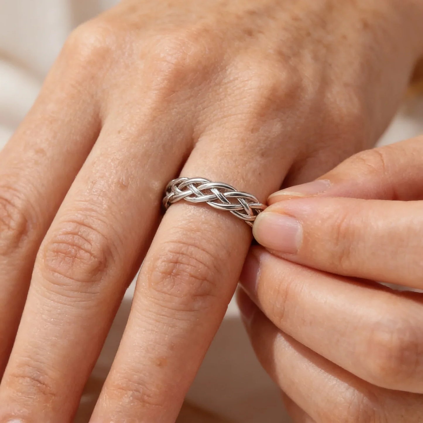 Geflochtener und gedrehter Ring