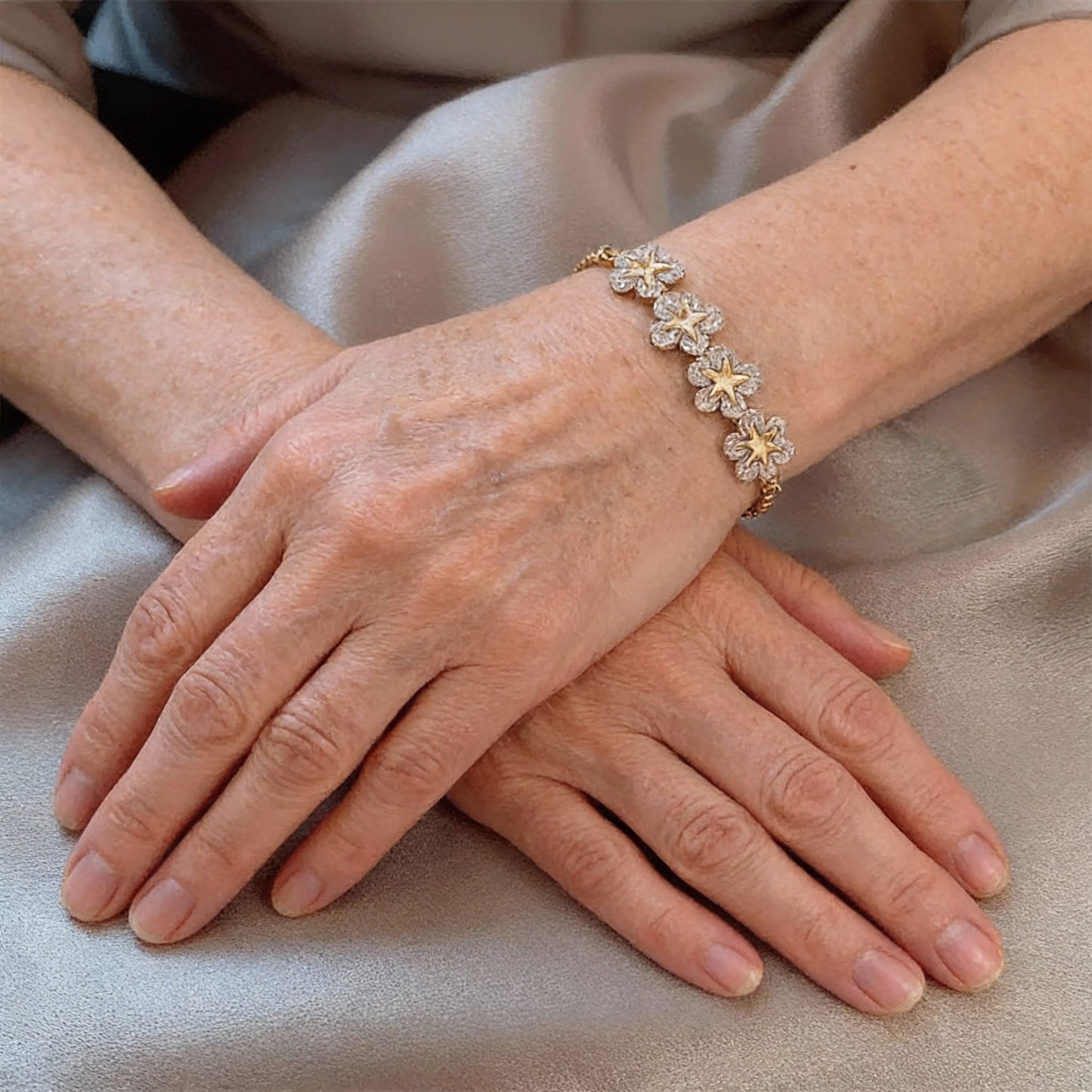 Elegantes Blumen-Armband mit verstellbarem Kettchen und funkelnden Kristallsteinen