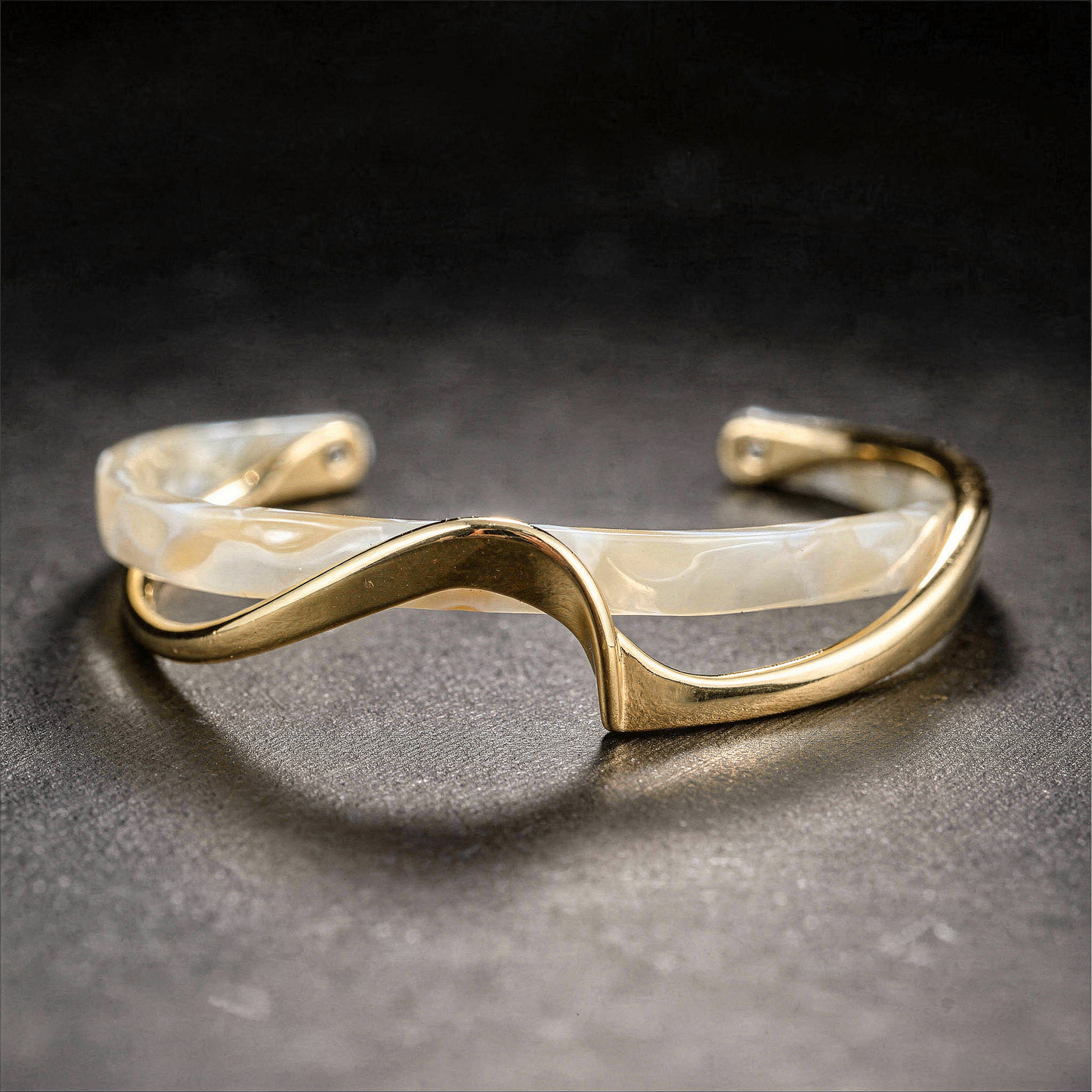 Modernes Wellen-Design Armband in Perlmutt-Optik und Metall