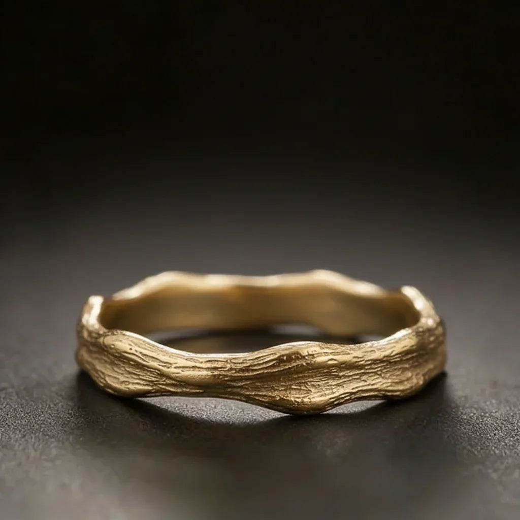 Geschmiedeter Goldring mit organischer Textur – Vintage-Band für Frauen