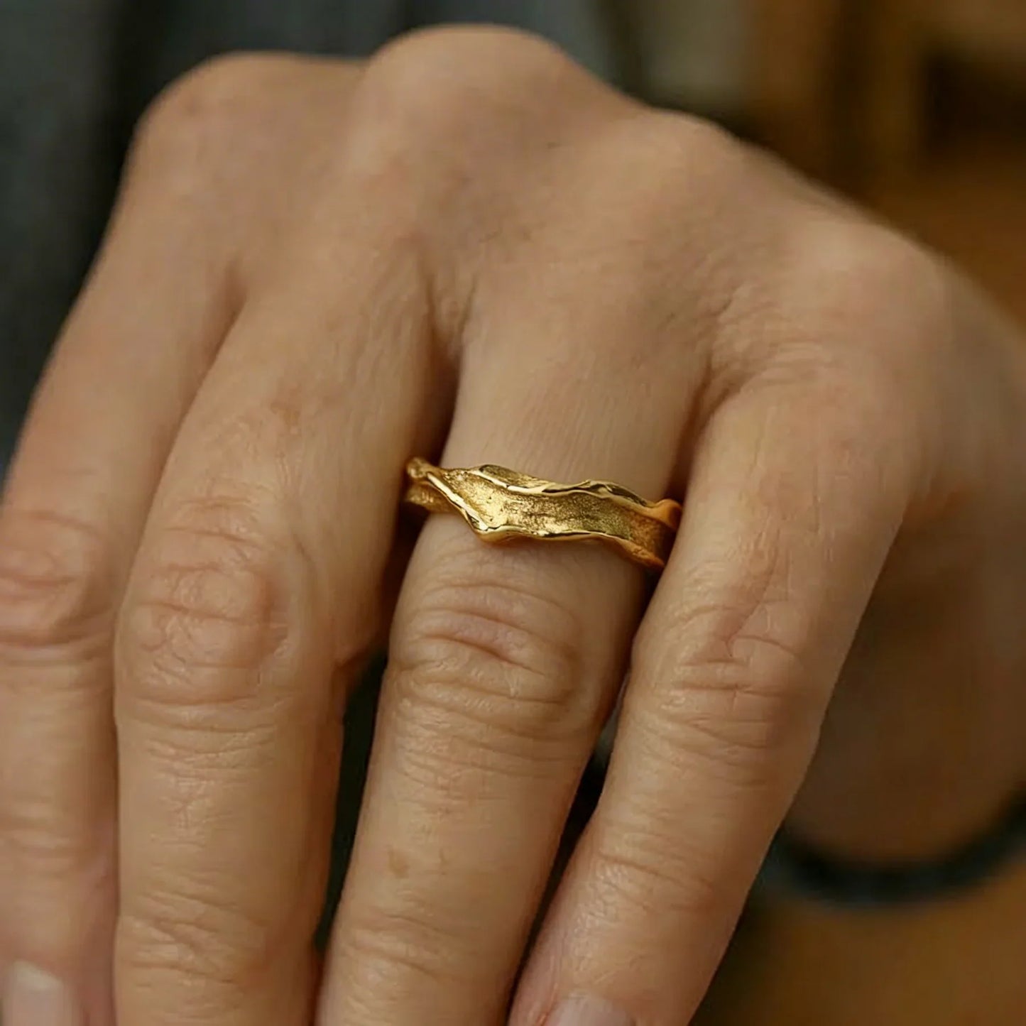 Geschmiedeter Goldring mit organischer Textur – Vintage-Band für Frauen