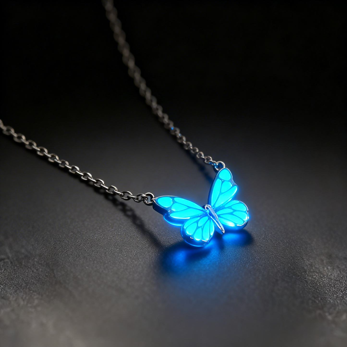Leuchtendes Schmetterlings-Schmuckset: Halskette und Armband in Hellblau