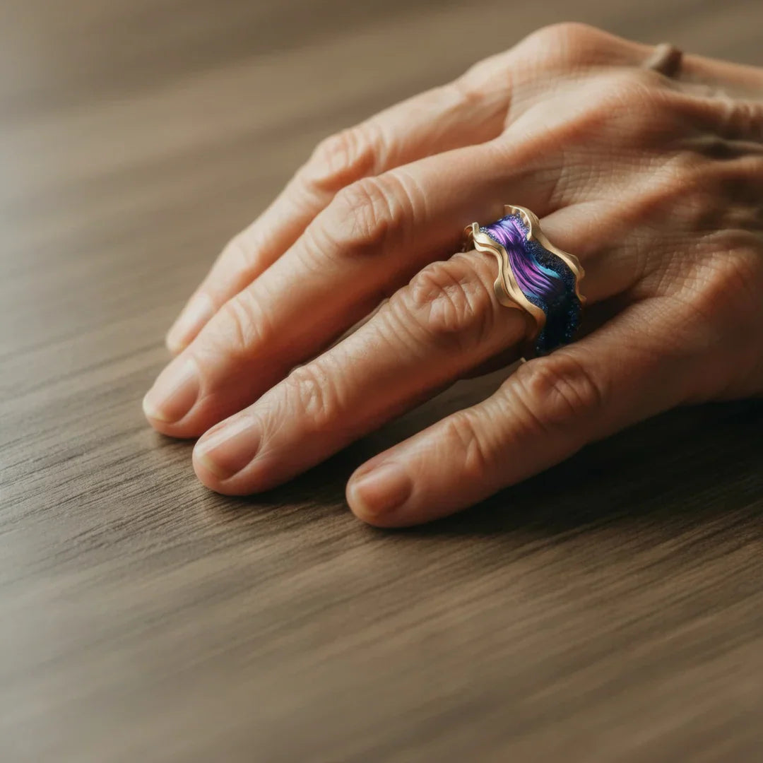 Handgefertigter Ring aus mehrfarbigen Kristallen mit Vergoldung