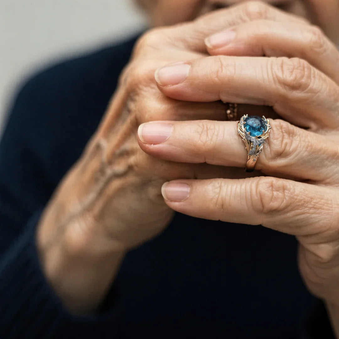 Eleganter Vintage Goldring mit großem blauen Topas und Kristallen