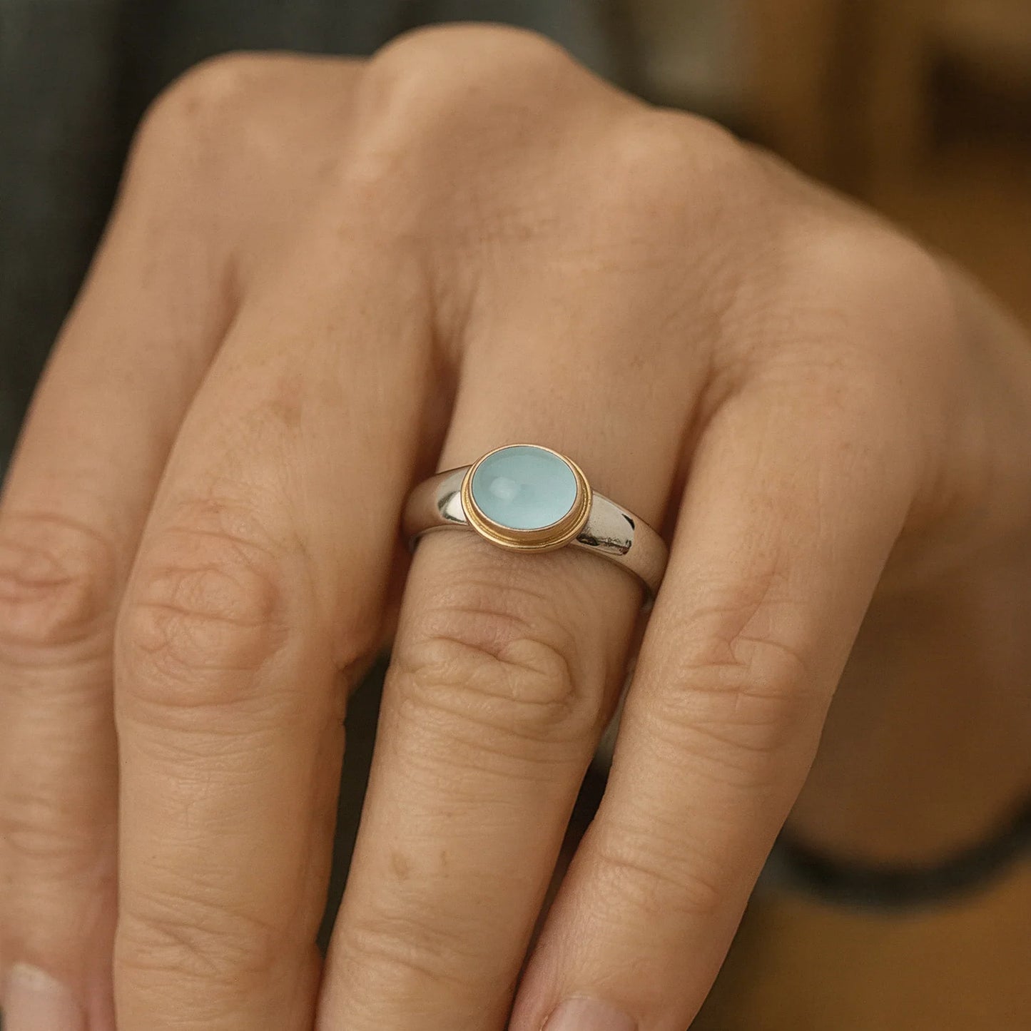 Zweifarbiger Ring mit Aquamarin-Chalcedon-Stein