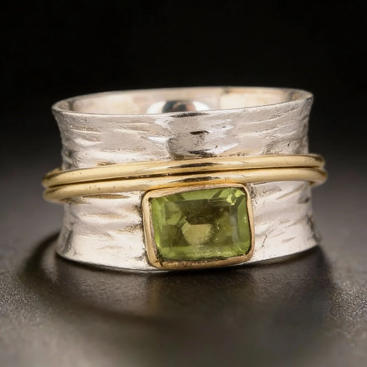 Handgefertigter Silberring mit Peridot-Edelstein und Golddetails