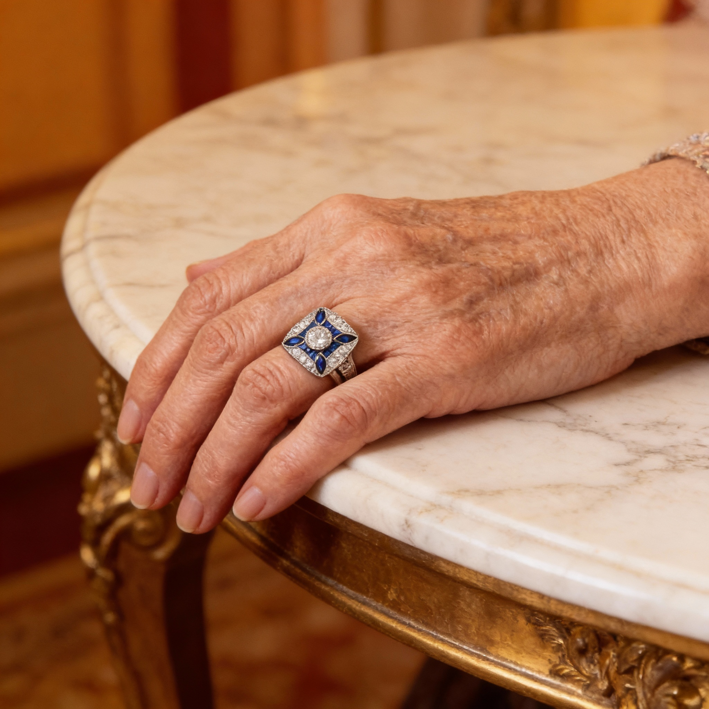 Glänzender Ring mit dunkelblauem Zirkon