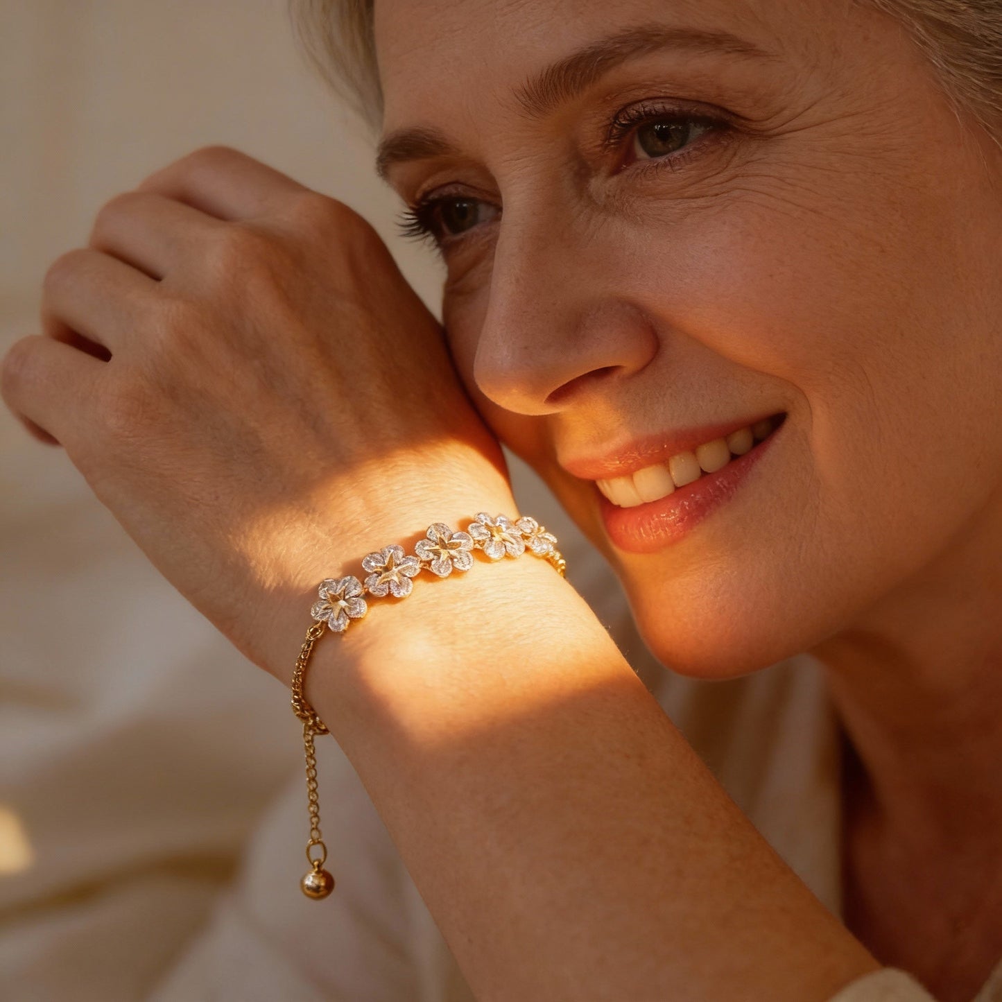 Elegantes Blumen-Armband mit verstellbarem Kettchen und funkelnden Kristallsteinen