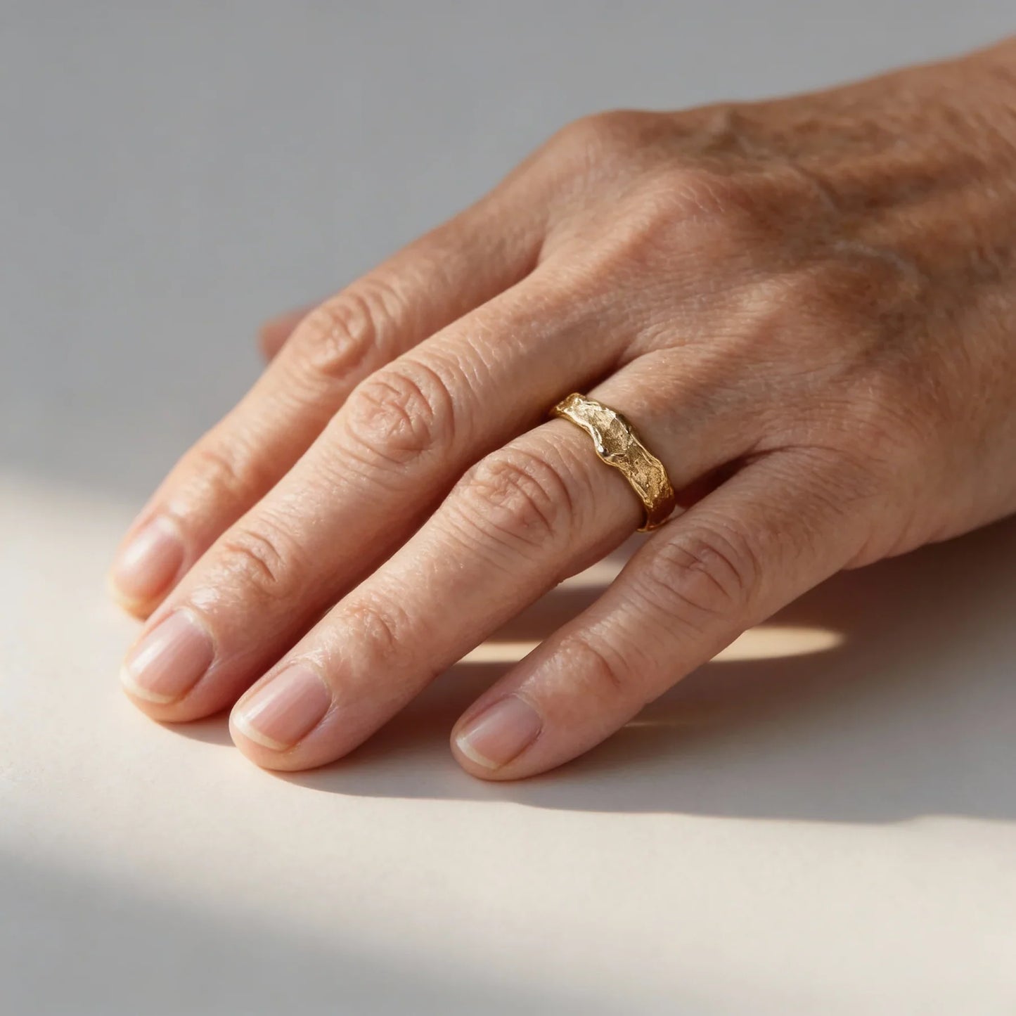 Geschmiedeter Goldring mit organischer Textur – Vintage-Band für Frauen