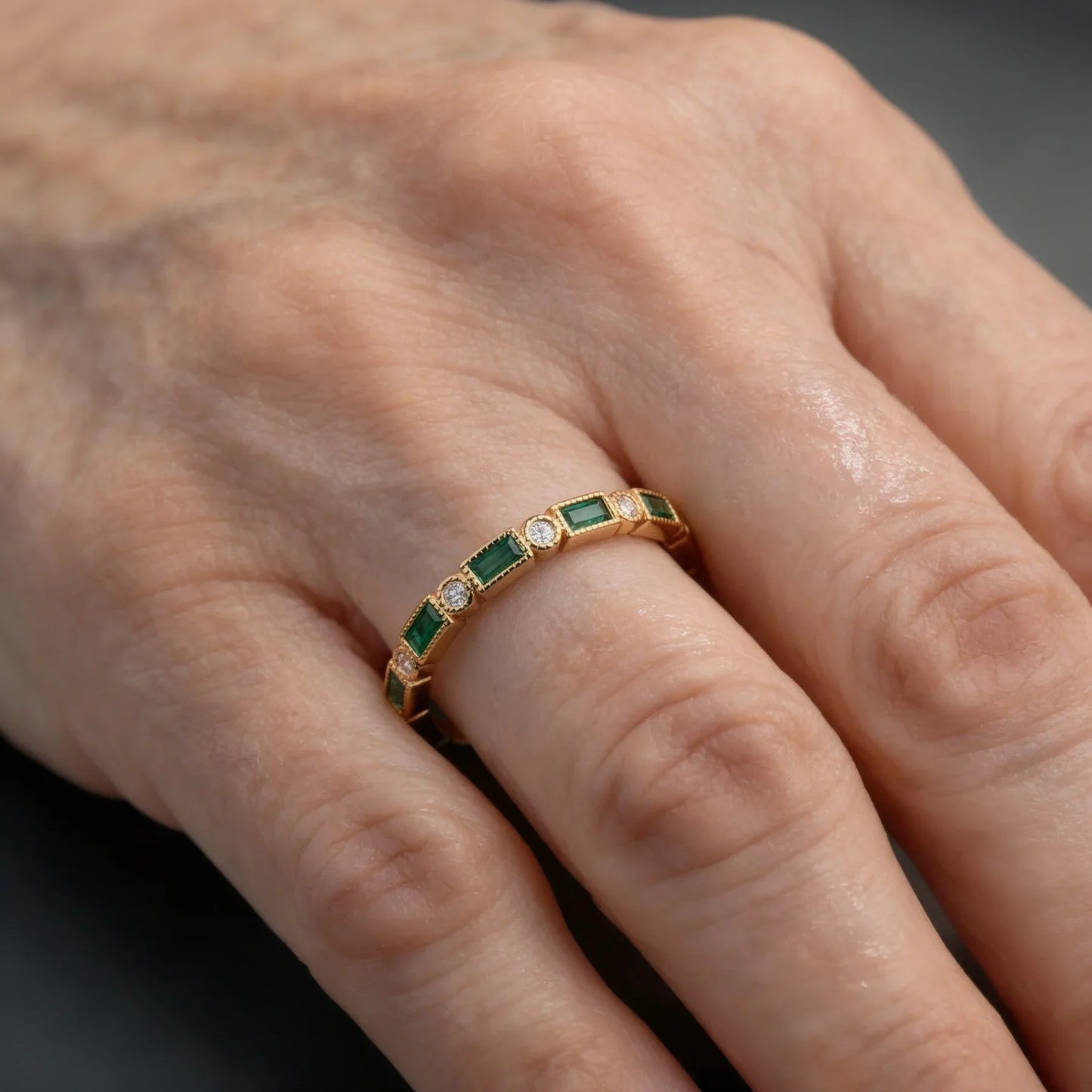 Vintage-Ring mit grünen Zirkonen