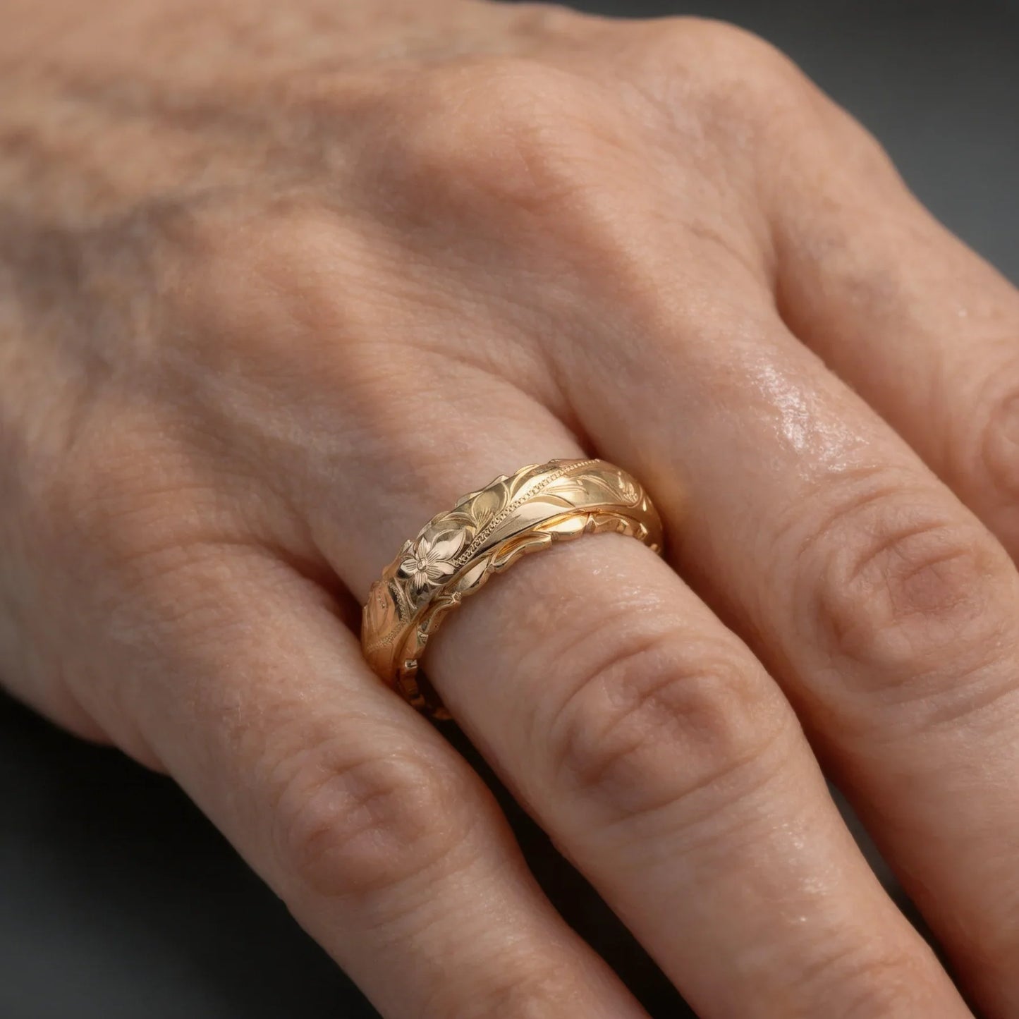 Goldener Vintage-Ring mit Blume