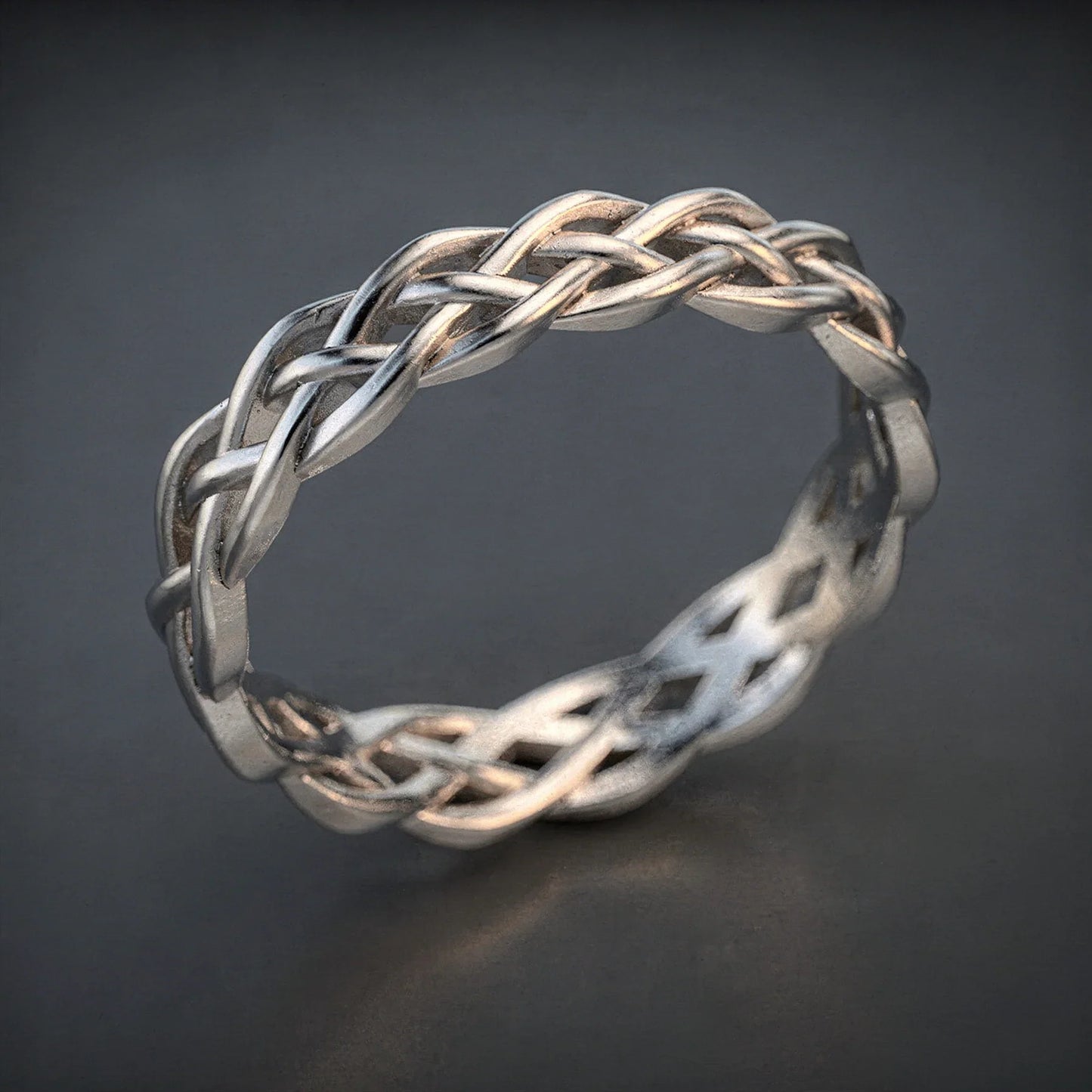 Geflochtener und gedrehter Ring