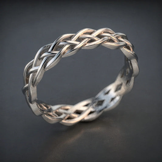 Geflochtener und gedrehter Ring