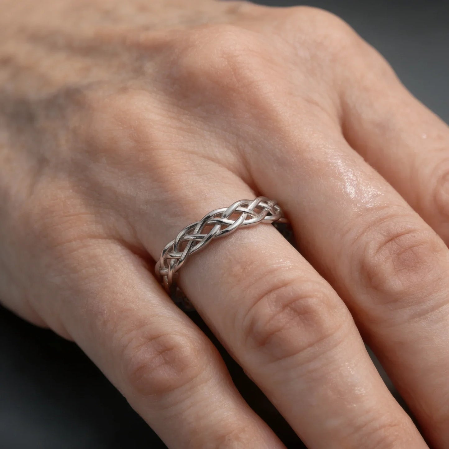 Geflochtener und gedrehter Ring