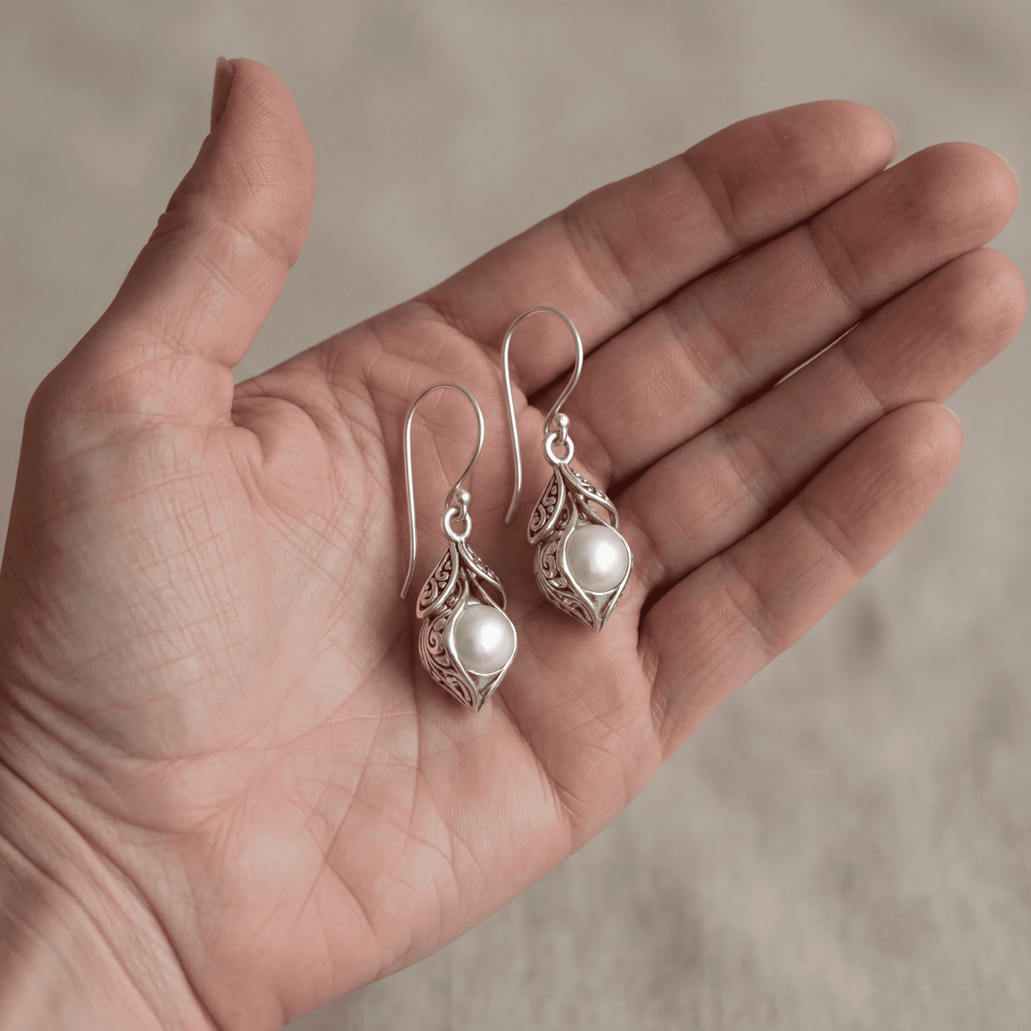 Elegante Perlen Ohrringe mit Vintage-inspiriertem Blätter-Design
