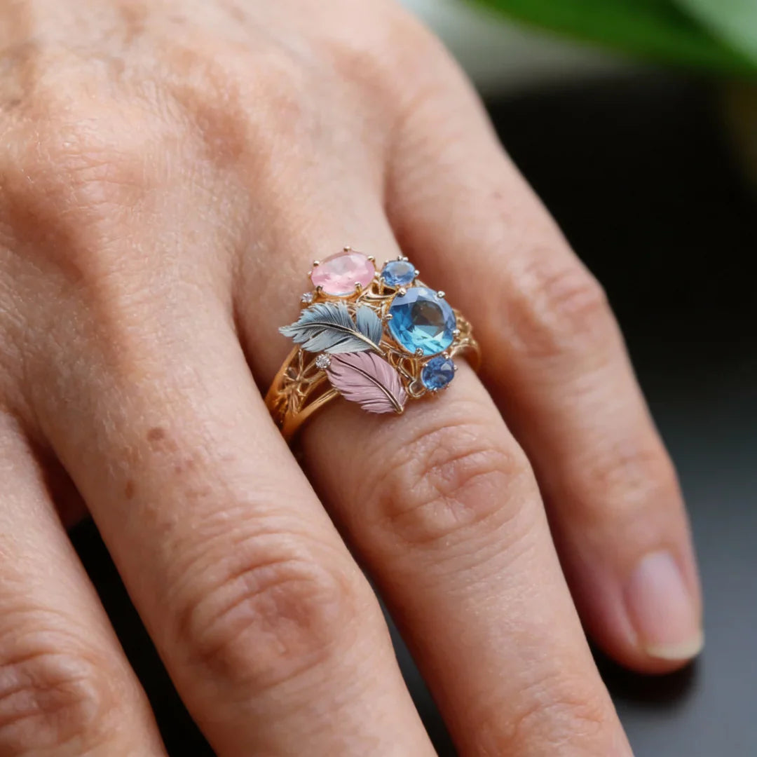 Vintage-Ring mit Kristallen und exotischen Federn