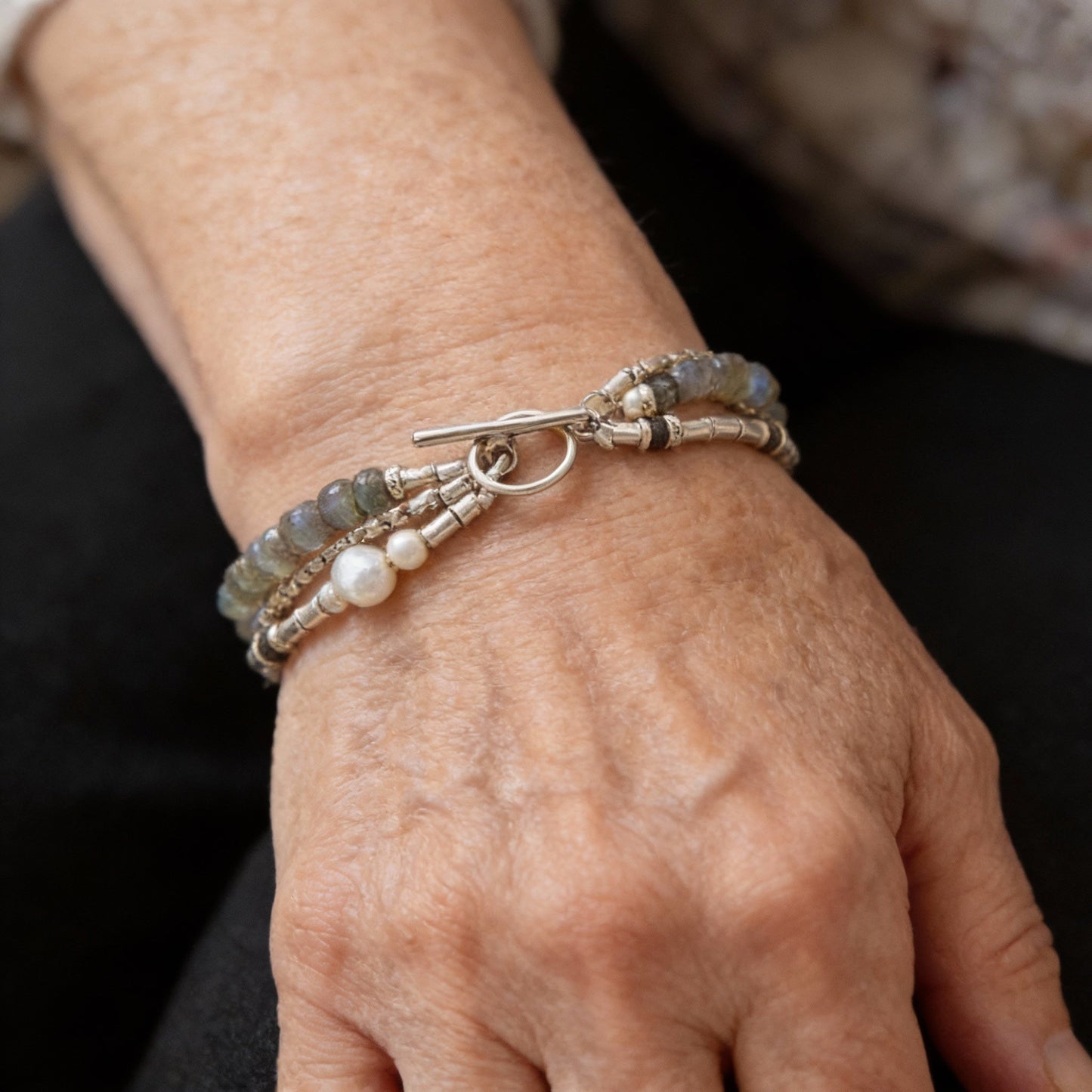 Schimmerndes Labradorit- und Perlenarmband im mehrreihigen Vintage-Look