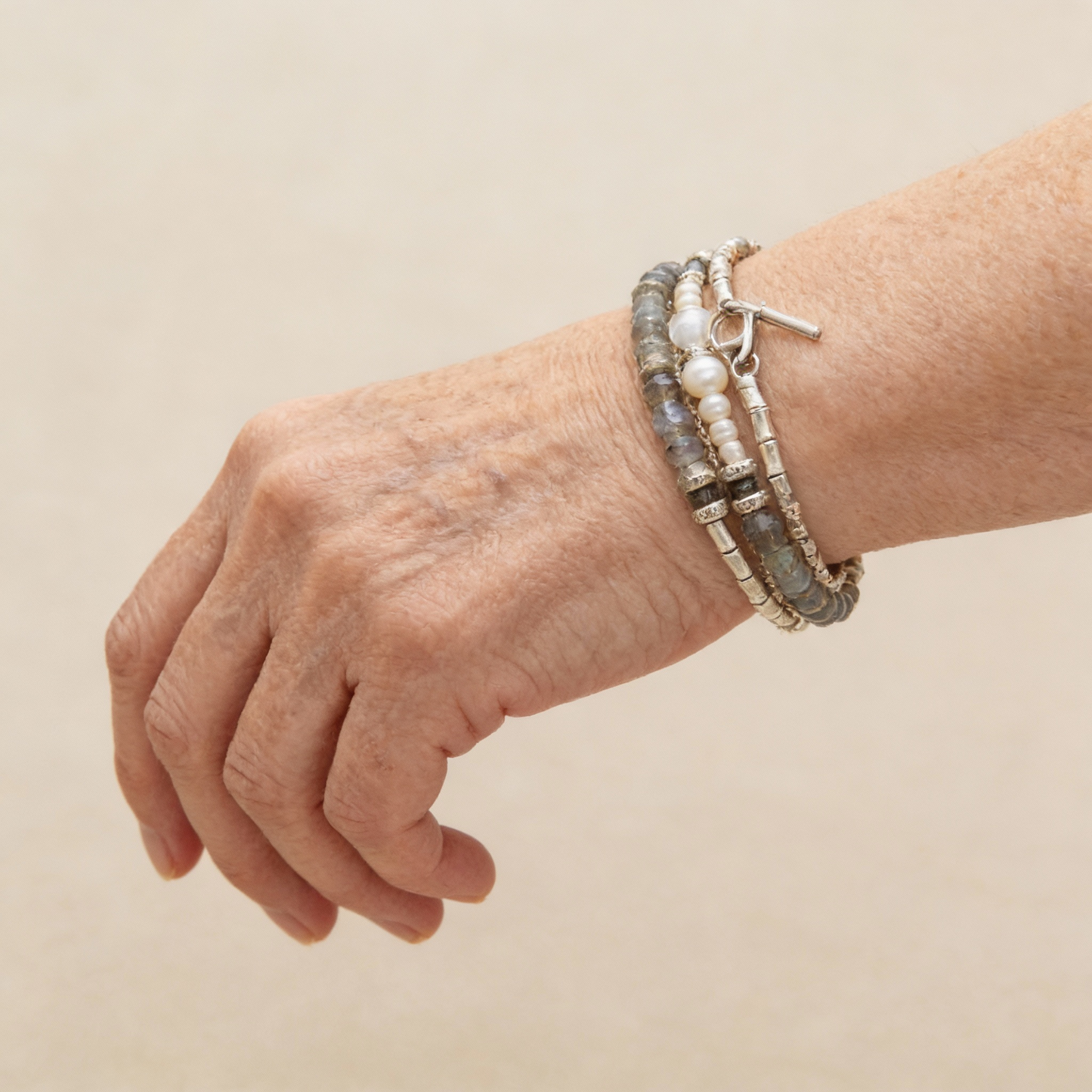 Schimmerndes Labradorit- und Perlenarmband im mehrreihigen Vintage-Look