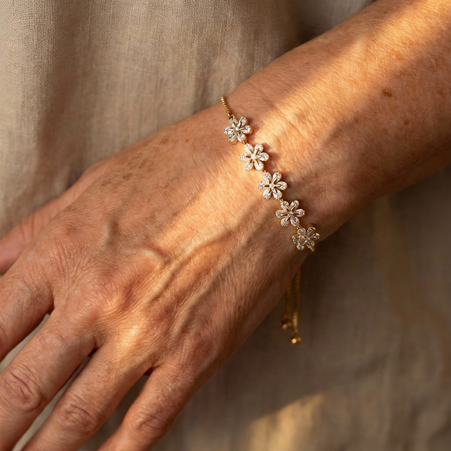 Elegantes Blumen-Armband mit verstellbarem Kettchen und funkelnden Kristallsteinen