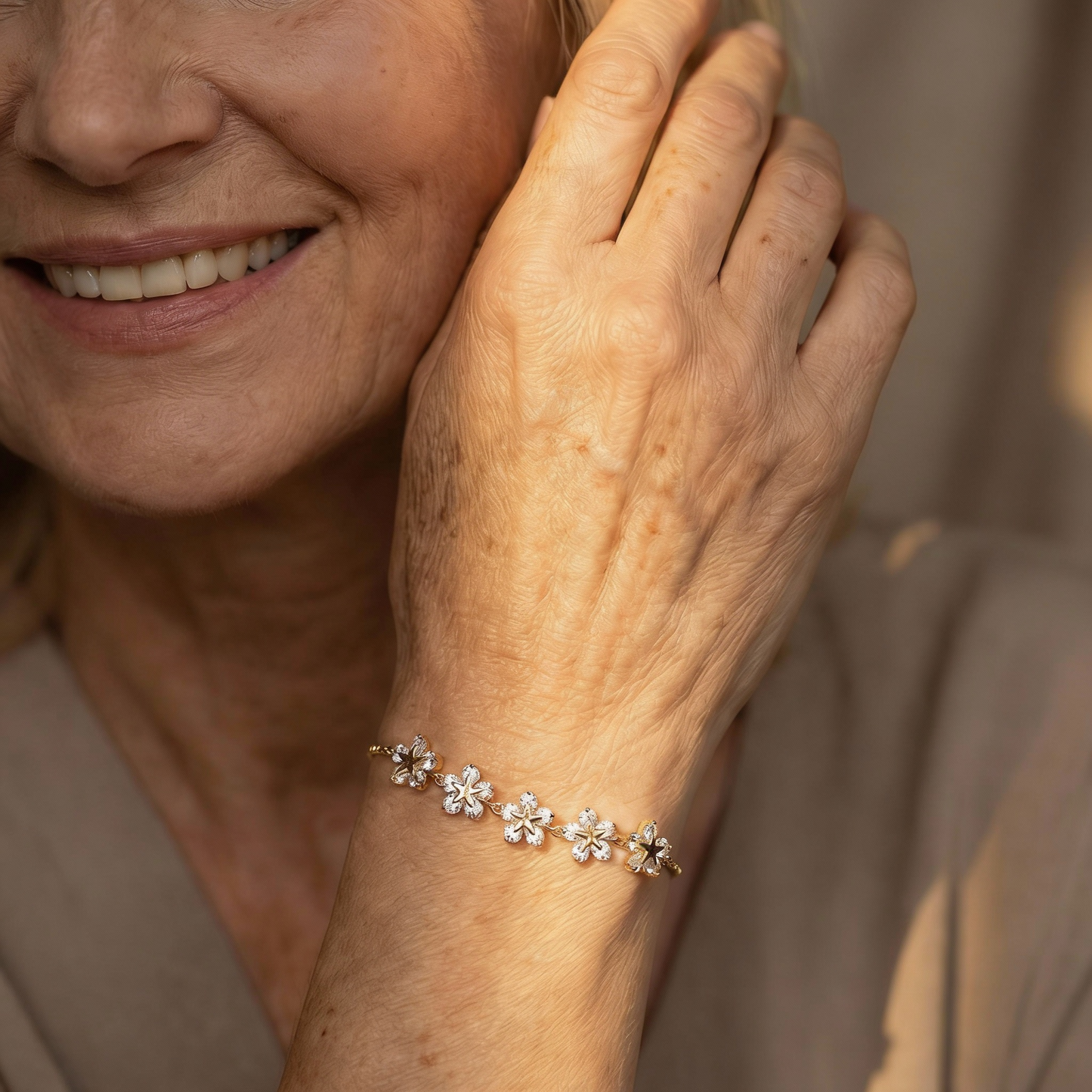 Elegantes Blumen-Armband mit verstellbarem Kettchen und funkelnden Kristallsteinen