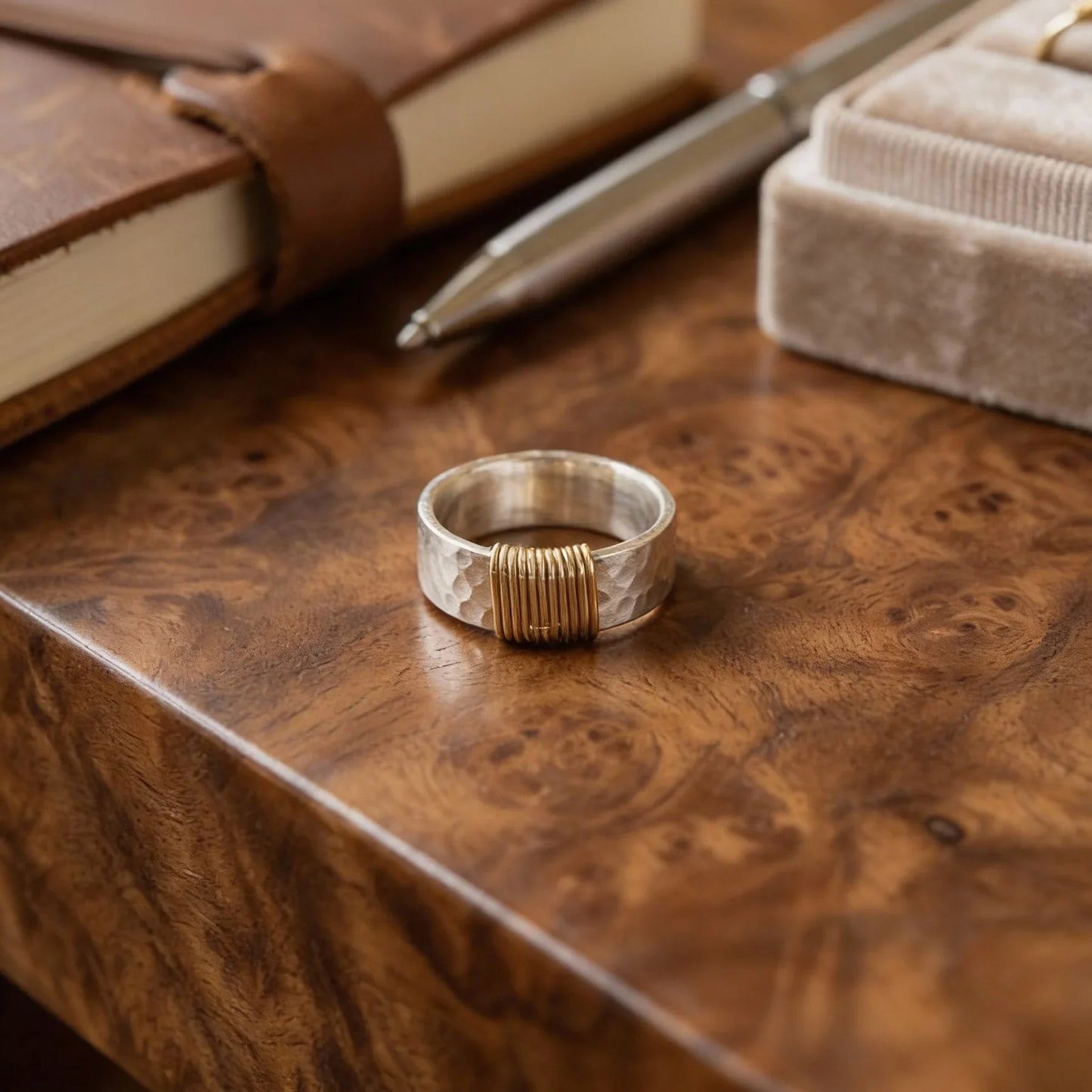 Boho-Ring mit goldenen Fasern