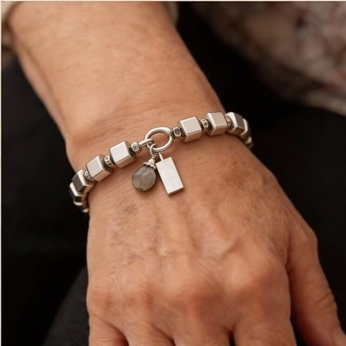 Mattiertes Würfel-Armband mit funkelndem Labradorit-Anhänger