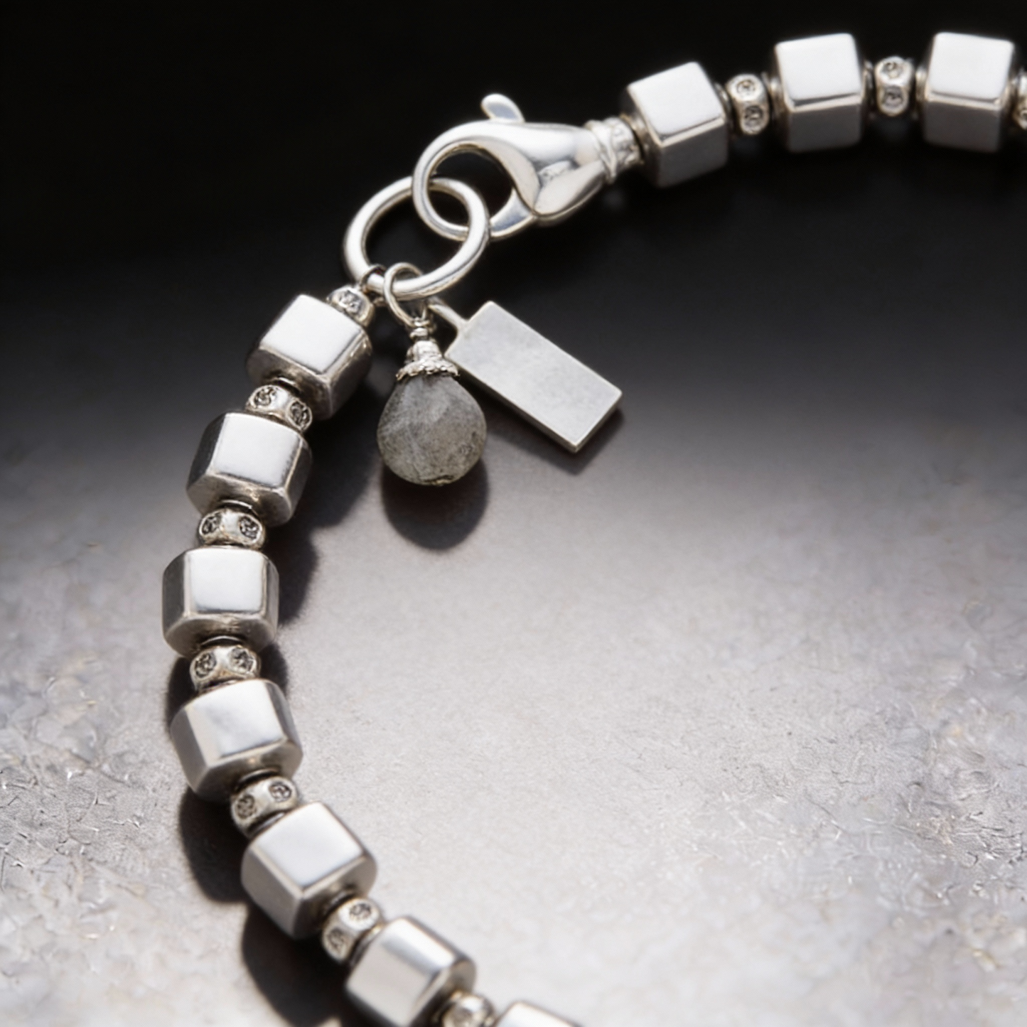Mattiertes Würfel-Armband mit funkelndem Labradorit-Anhänger