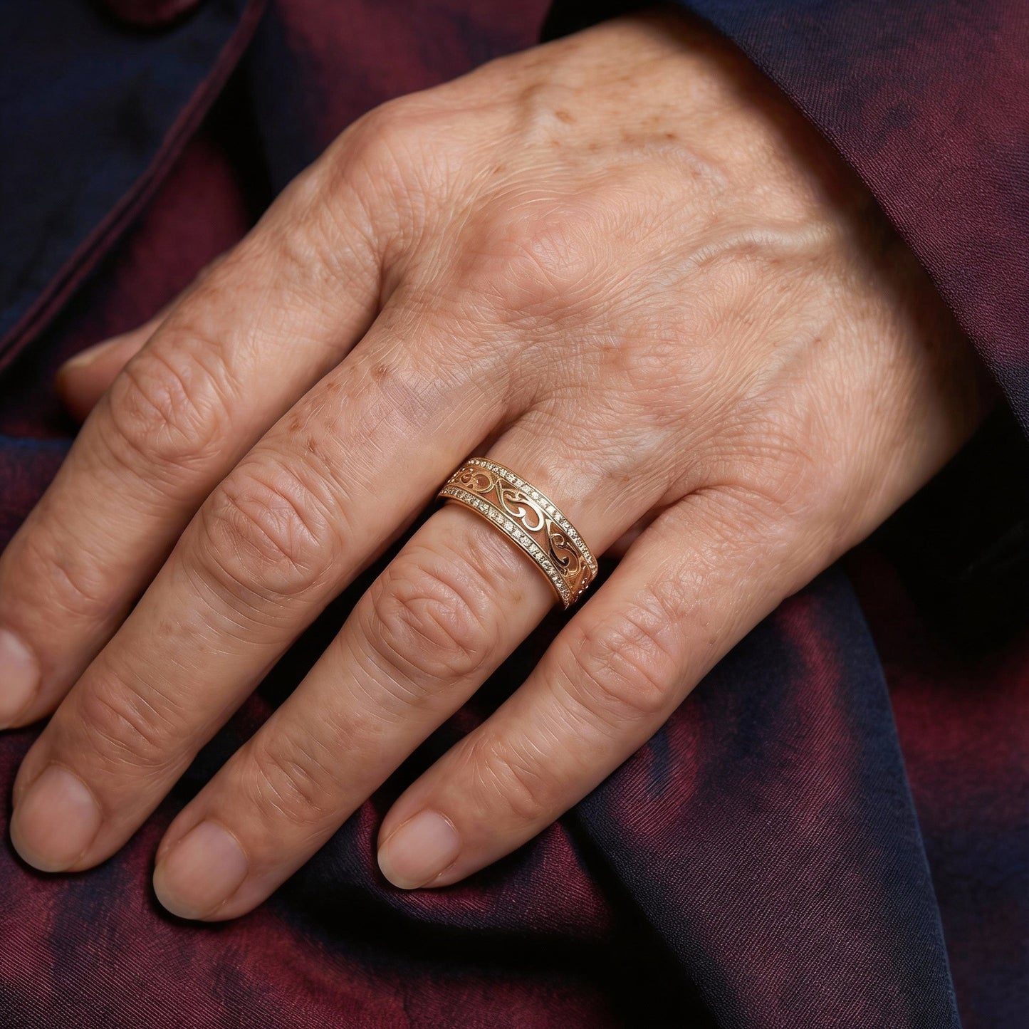 Durchbrochener Ring mit goldfarbenem Glanz