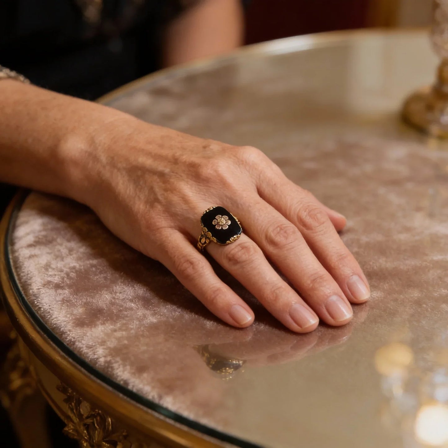 Vintage-Ring mit schwarzem Stein und floralen Details in Gold