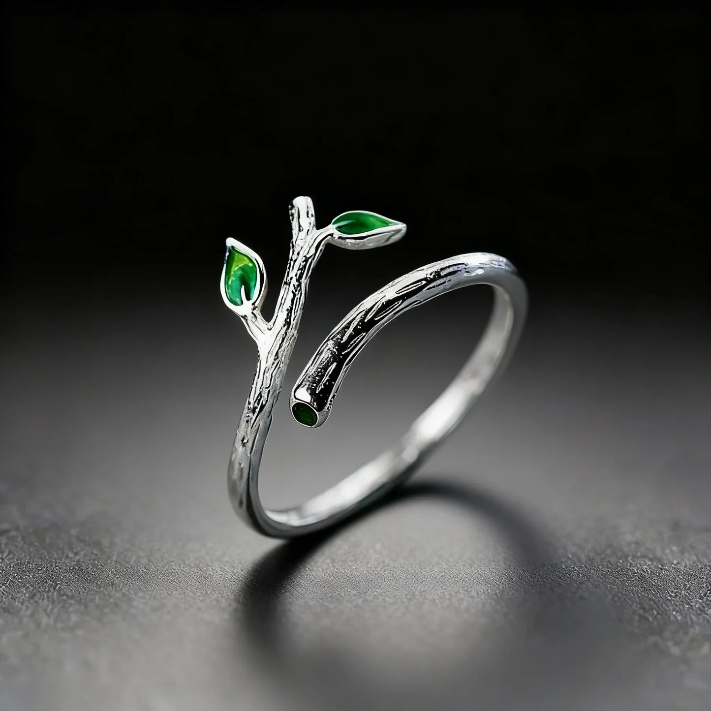 Silberfarbener Ring in Form eines Astes