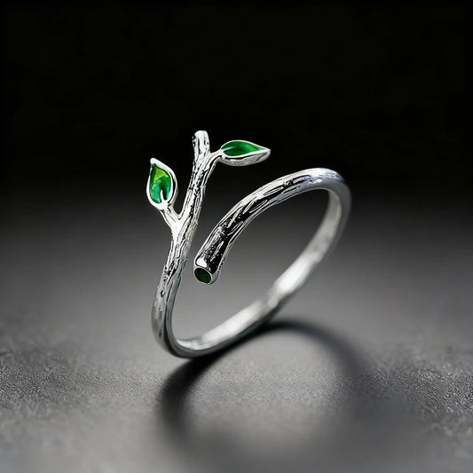 Silberfarbener Ring in Form eines Astes