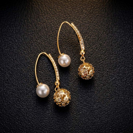 Elegante Perlenohrringe mit kunstvollen Kugelanhängern und funkelnden Zirkonia