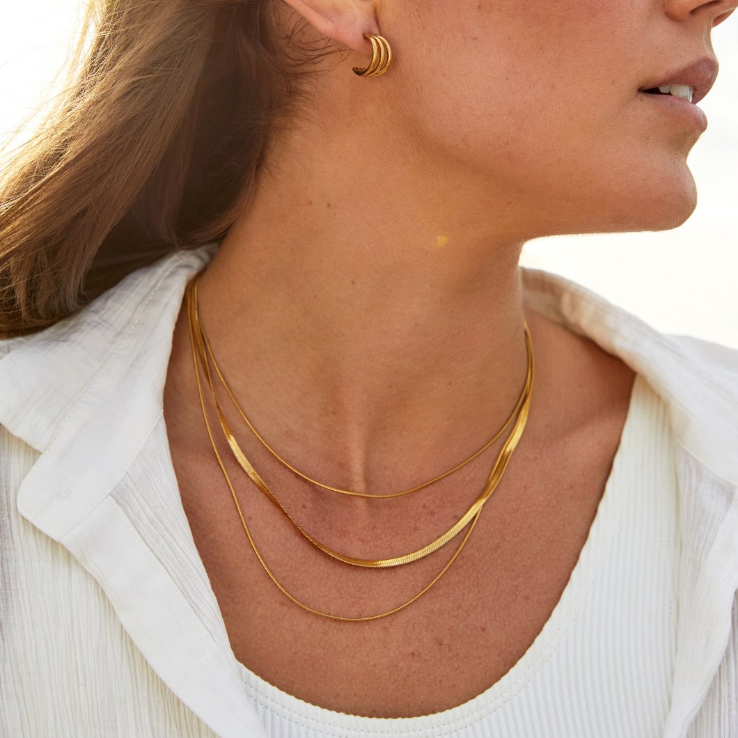 Zeitloses Layering aus glatten, geschmeidigen Schlangenketten für elegante Looks