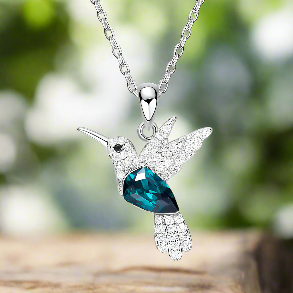 Funkelnde Kolibri-Halskette mit blauem Kristall und Zirkonia