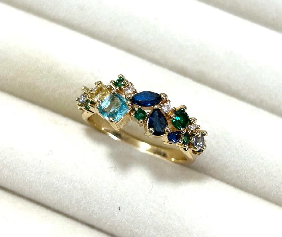 Goldener Vintage-Ring mit mehrfarbigen Edelsteinen