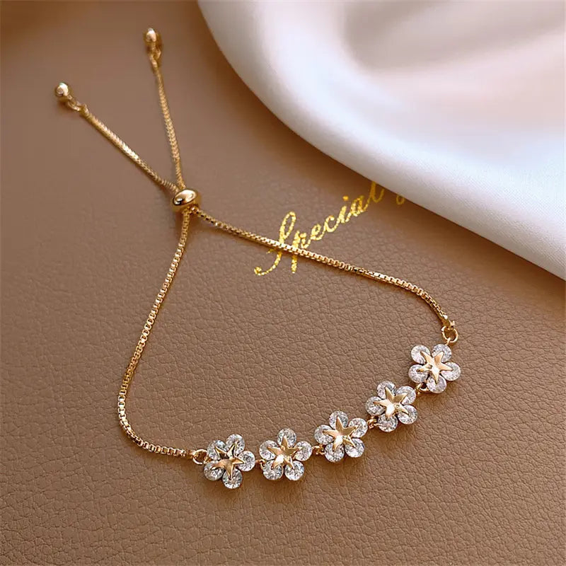 Elegantes Blumen-Armband mit verstellbarem Kettchen und funkelnden Kristallsteinen