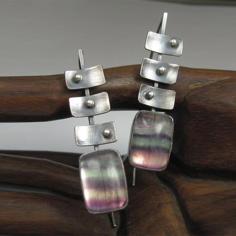 Moderne Ohrringe mit Regenbogen-Fluorit-Stein und geometrischen Elementen