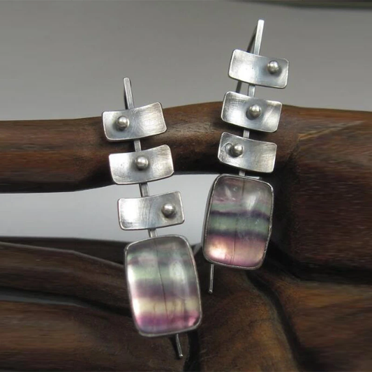 Moderne Ohrringe mit Regenbogen-Fluorit-Stein und geometrischen Elementen
