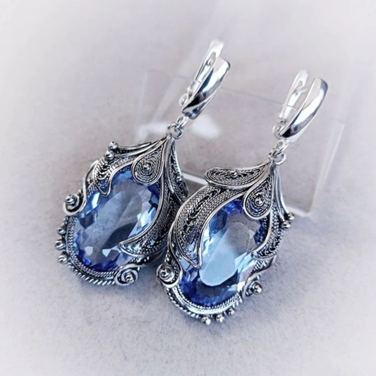 Elegante tropfenförmige Ohrringe mit blauen funkelnden Kristallen