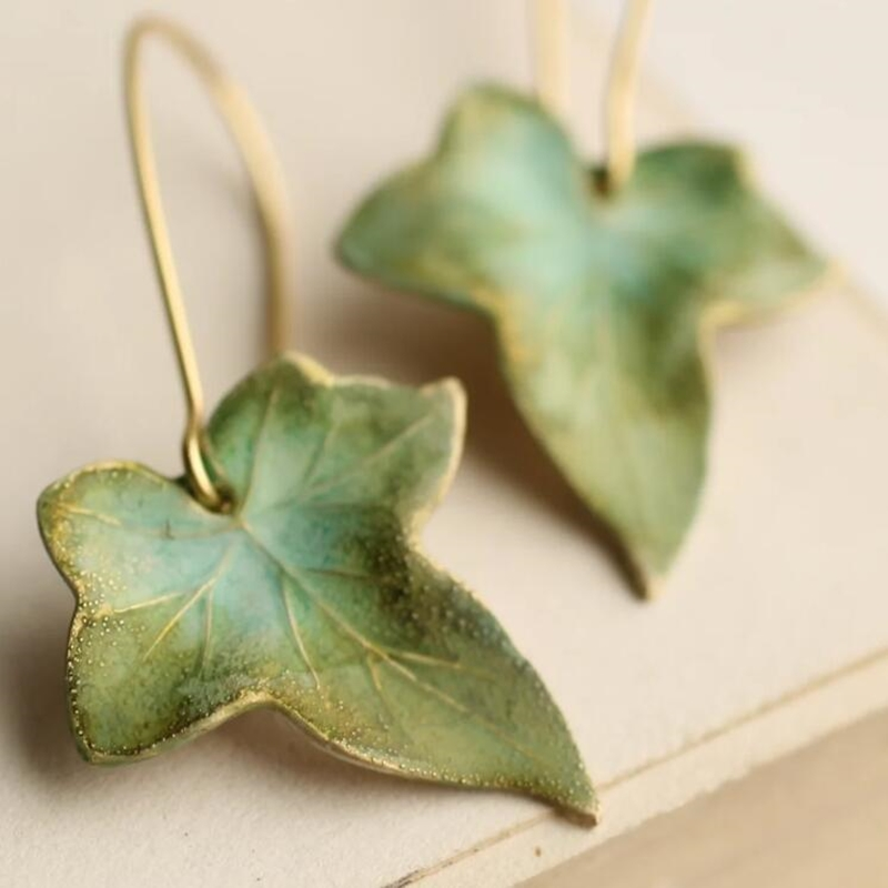 Elegante Efeu Blatt Hängeohrringe für Naturliebhaber
