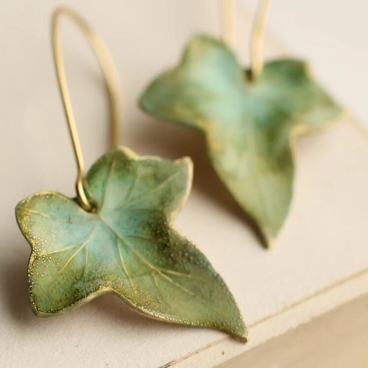 Elegante Efeu Blatt Hängeohrringe für Naturliebhaber